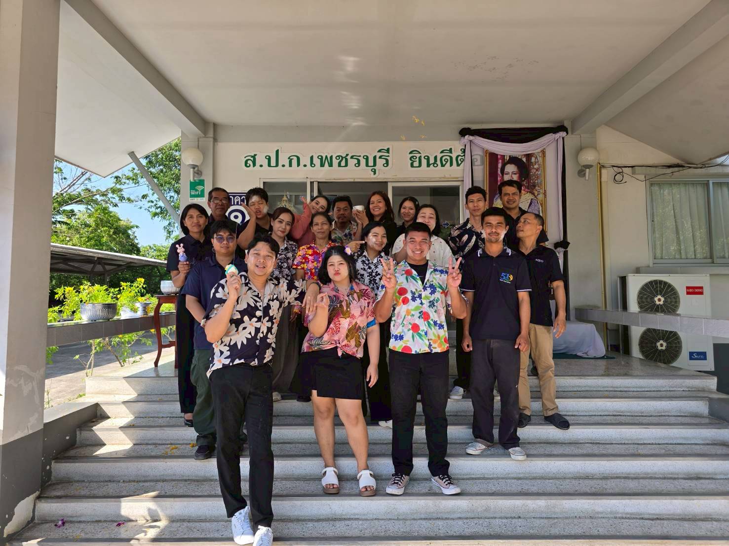 title - สำนักงานการปฏิรูปที่ดินจังหวัดเพชรบุรี ร่วมสืบสานวัฒนธรรม ประเพณีวันสงกรานต์ สรงน้ำพระและ รดน้ำขอพรปฏิรูปที่ดินจังหวัดเพชรบุรี